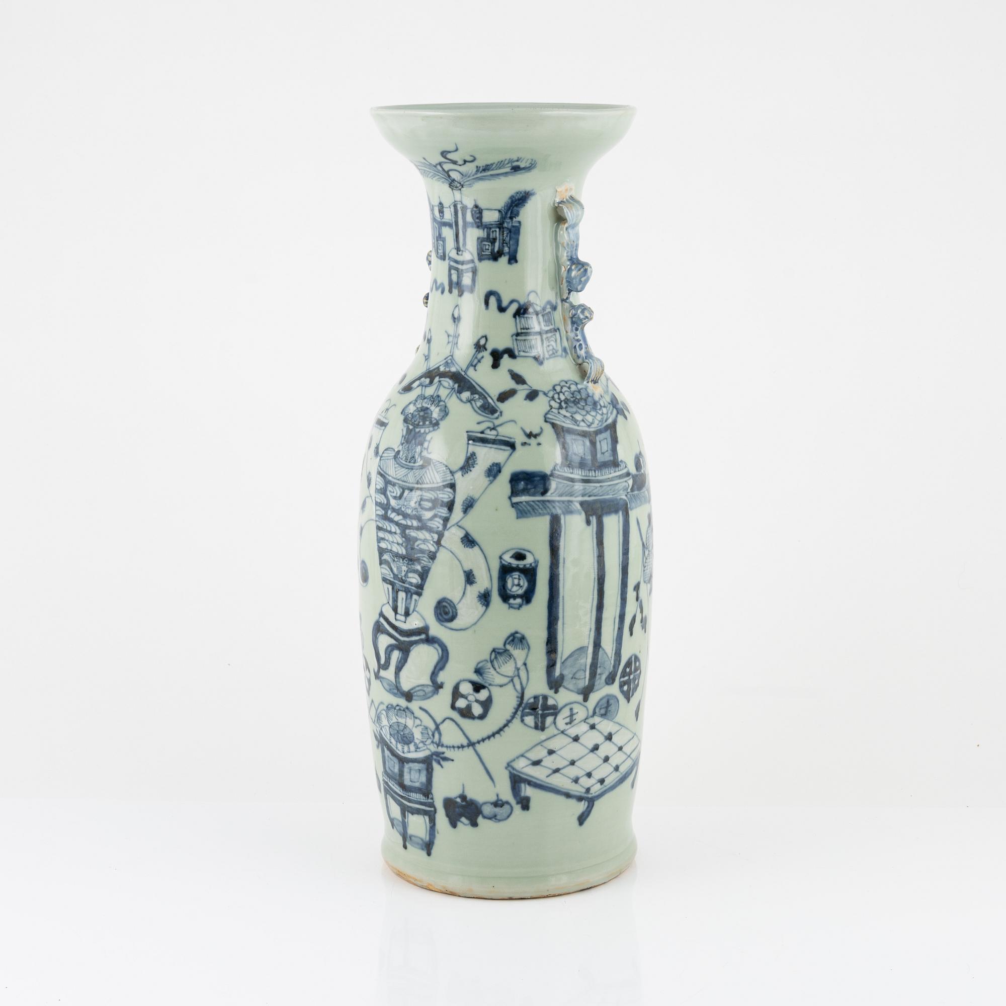A Chinese porcelain vase, Qing dynasty, late 19th Century.