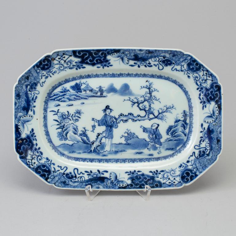 A blue and white export porcelain platter, Qing dynasty, Qianlong (1736-95).