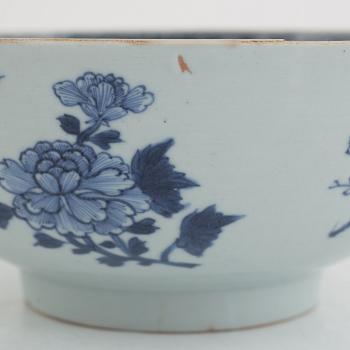 A Chinese blue and white porcelain bowl, Qing dynasty, Qianlong (1736-95).