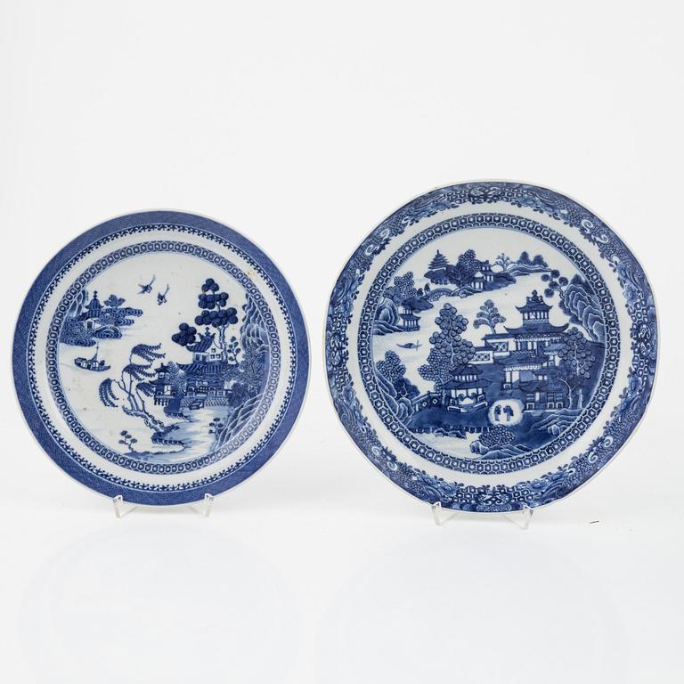 54 dinner service pieces, blue and white porcelain, Qing Dynasti, China, 18th/19th century.