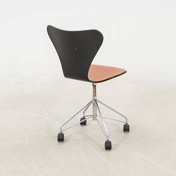 Arne Jacobsen, desk chair "Seven", Fritz Hansen Denmark 1995.