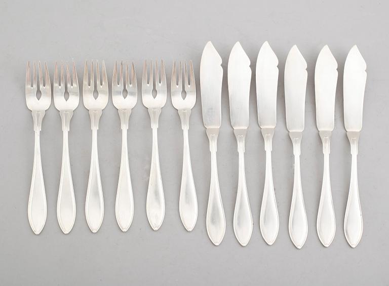 FISKBESTICK. 12 delar, nysilver, svensk spets, 1900-talets mitt.