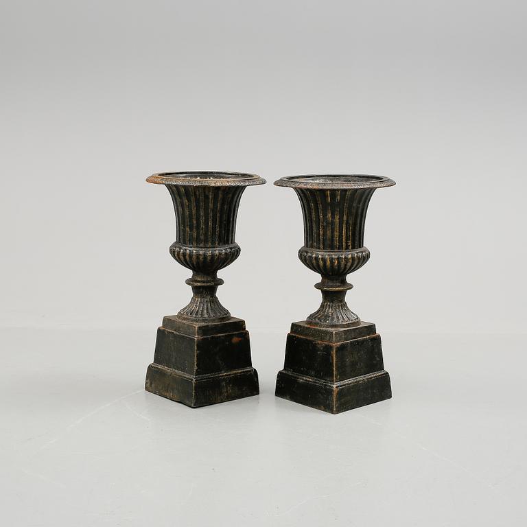 TRÄDGÅRDSURNOR, ett par, gjutjärn, 1800/1900-tal.