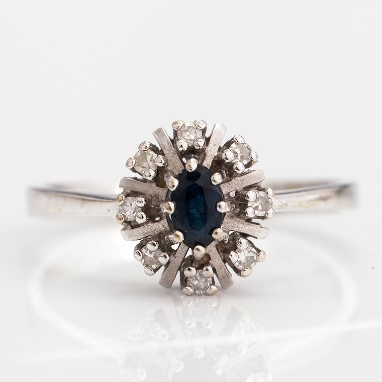A 14K white gold ring with a sapphire and diamonds ca. 0.08 ct in total. Import marked Mauri Hyvärinen, 1986.