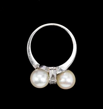 RING, 18k vitguld med odlade pärlor och briljantslipade diamanter, tot ca 0,18ct.