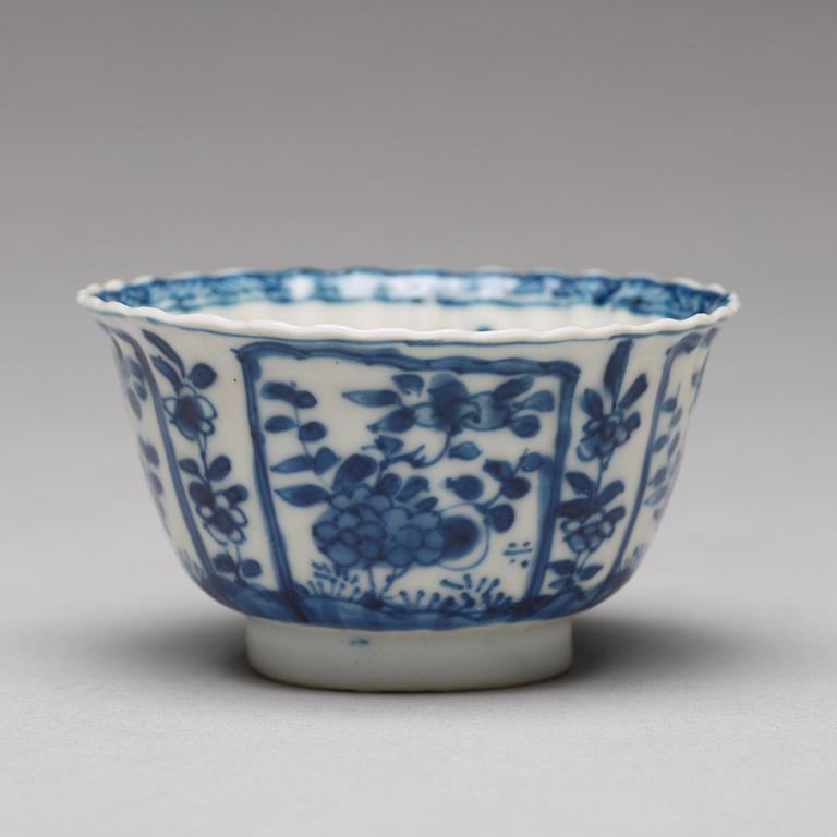 Seven matched blue and white cups with four dishes, Qing dynasty, Kangxi (1662-1722).