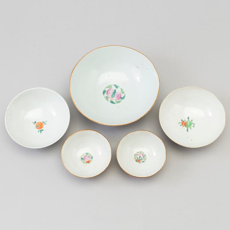 Five famille rose porcelain bowls, late 19th/early 20th century.