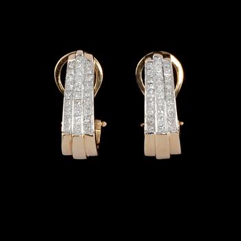 ÖRHÄNGEN, ett par, 14k vitguld med prinsesslipade diamanter, ca 2.00 ct. Vikt 6 g.