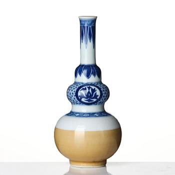 A blue and white vase, Qing dynasty, Kangxi (1662-1722).