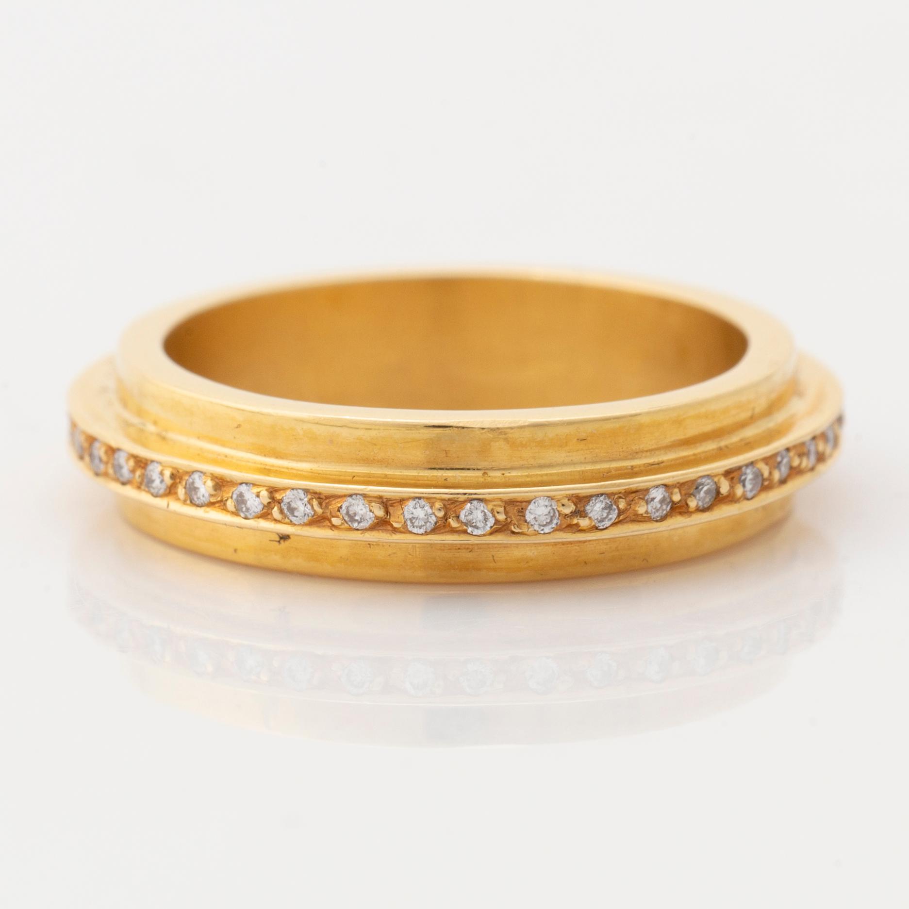 Efva Attling, 18K gold brilliant cut diamond ring.