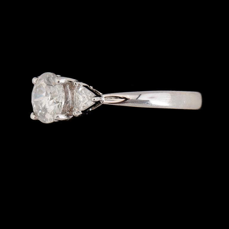 RING, 18K vitguld, olikslipade diamanter tot ca 1.12 ct.