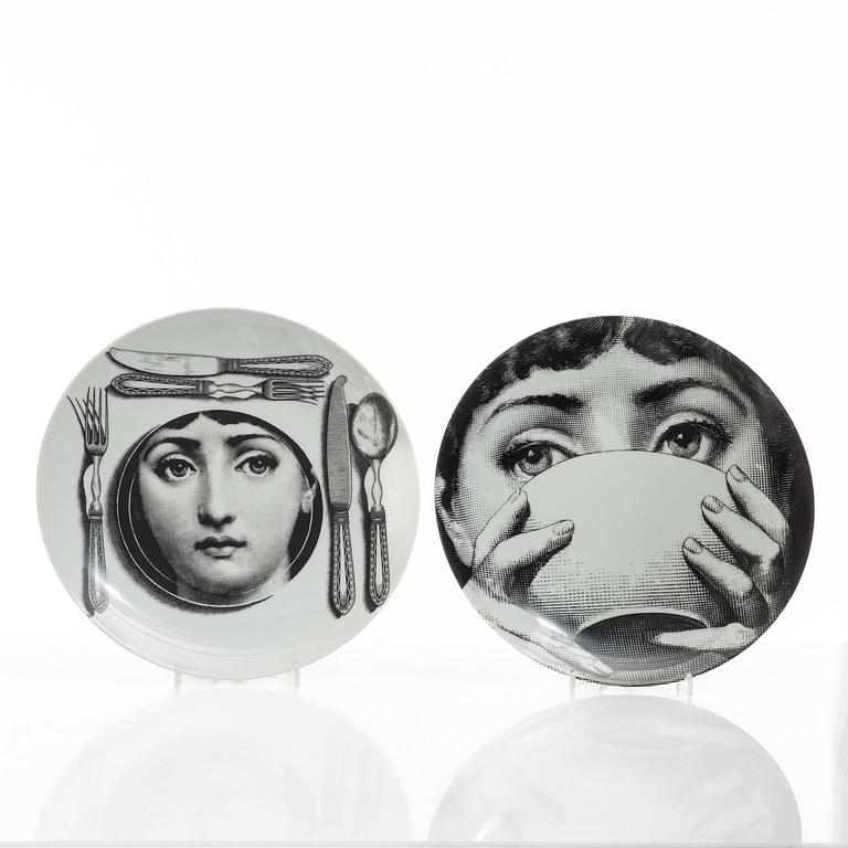 Piero Fornasetti, tallrikar, 2 st, porslin, "Tema e Variazioni", Milano, Italien.