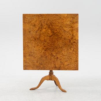 An alder-veneered drop-leaf table by L.E. Lindell (Master 1818-1843).