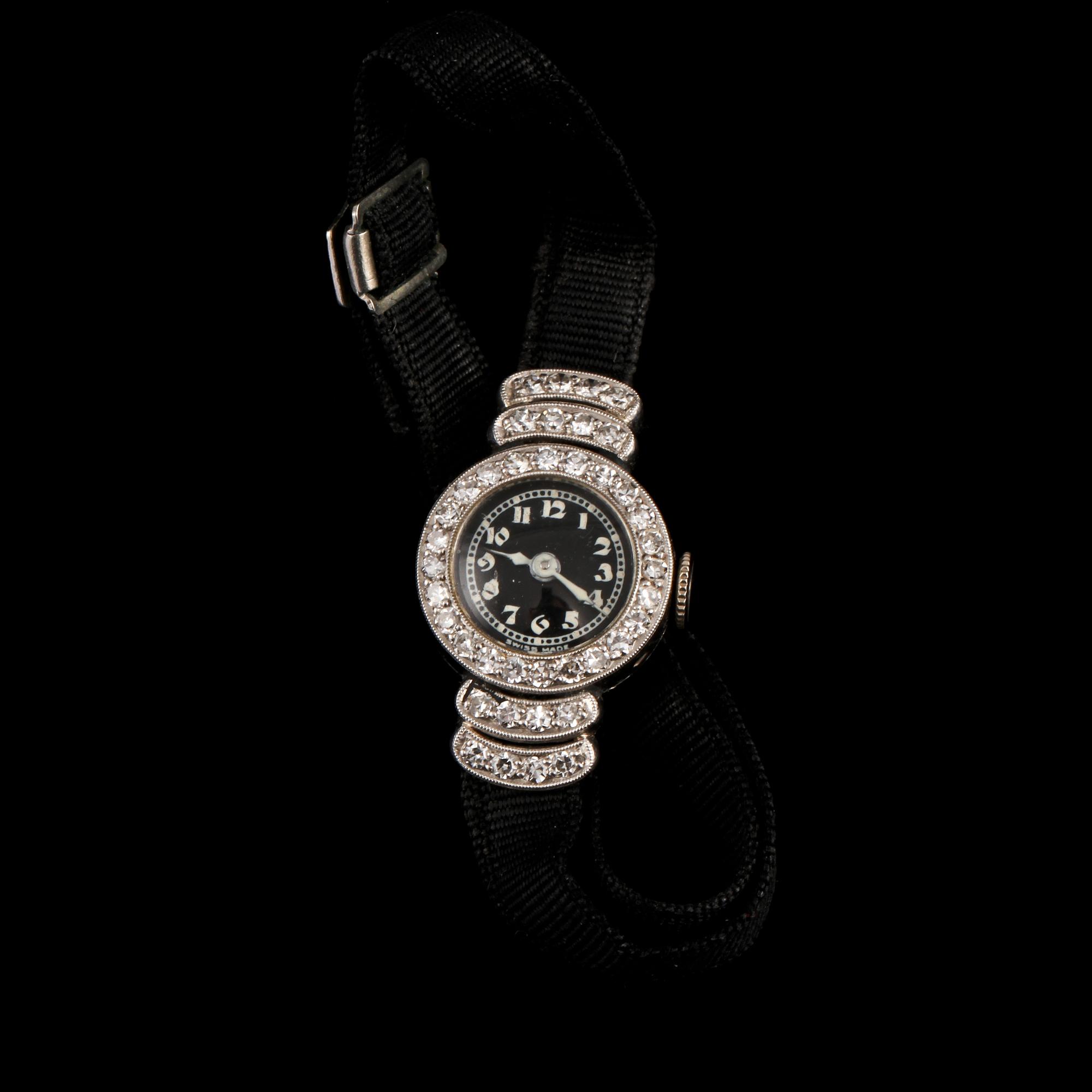 ARMBANDSUR, platina med åttkantslipadeslipade diamanter, Schweiz, 1900-talets början. Vikt 8 g.