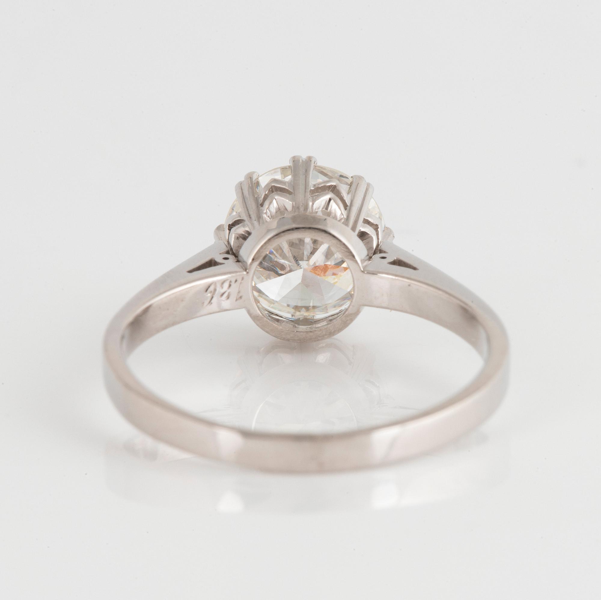 Ring 18K vitguld med en rund briljantslipad diamant vikt 2.07 ct enligt gravyr kvalitet ca G/H vs.