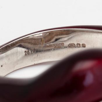 RING, Solange Azagury-Partridge, "Hotlips" i mörkröd (black cherry) lack.
