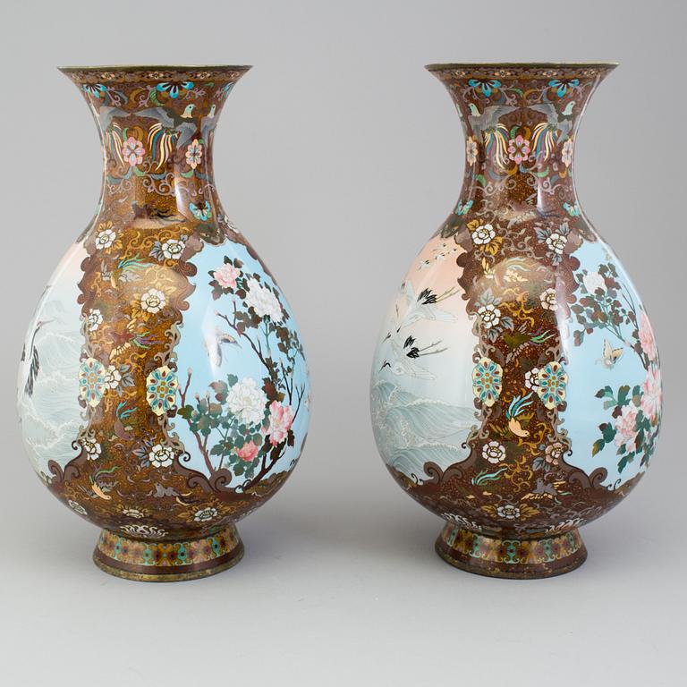 VASER, ett par, cloisonné. Japan, Meiji (1868-1912).