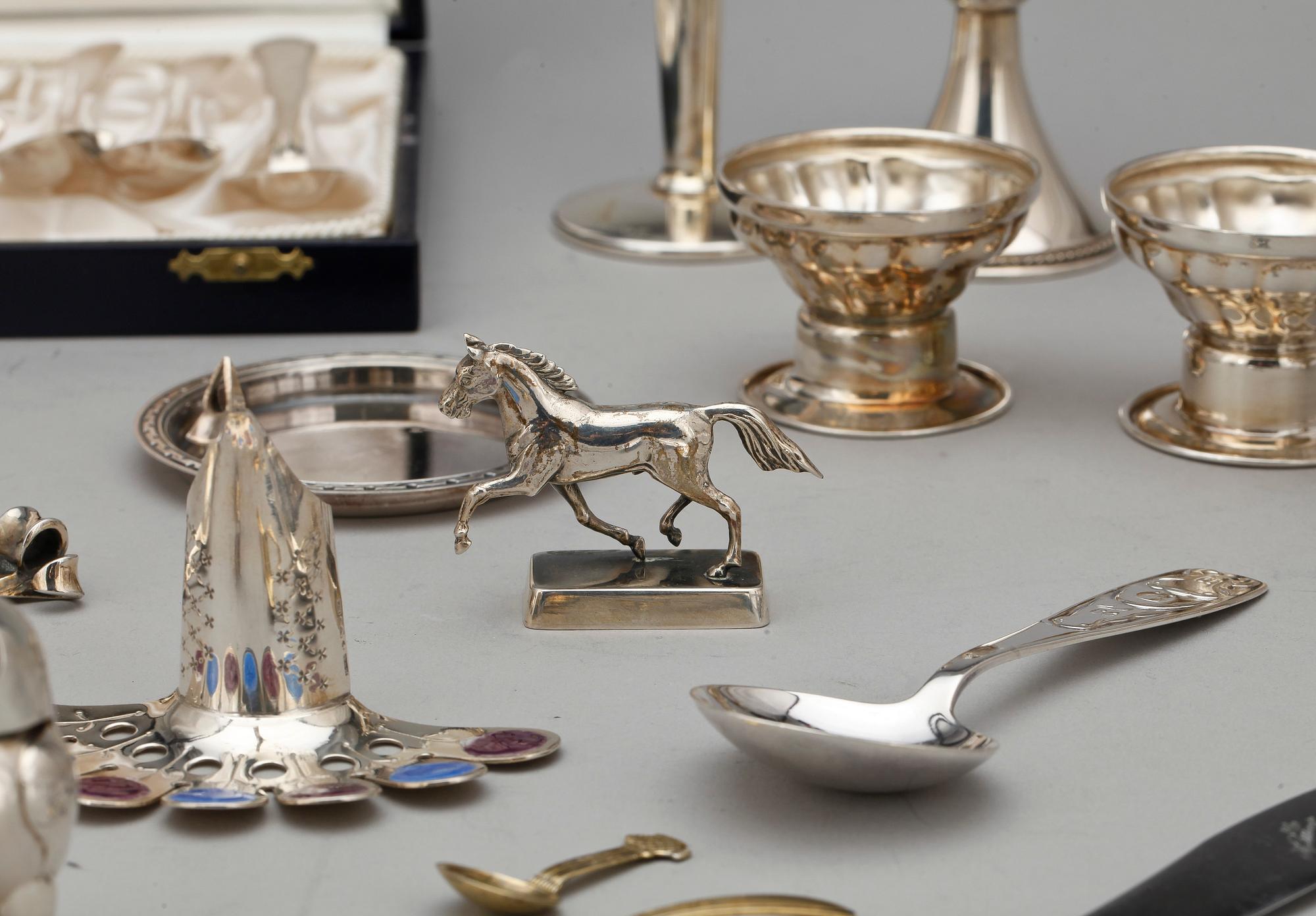 PARTI SILVER, 34 delar, bland annat 12 kaffeskedar, Danmark, med svenska importstämplar. 1900-tal. Totalvikt ca 890 gram.