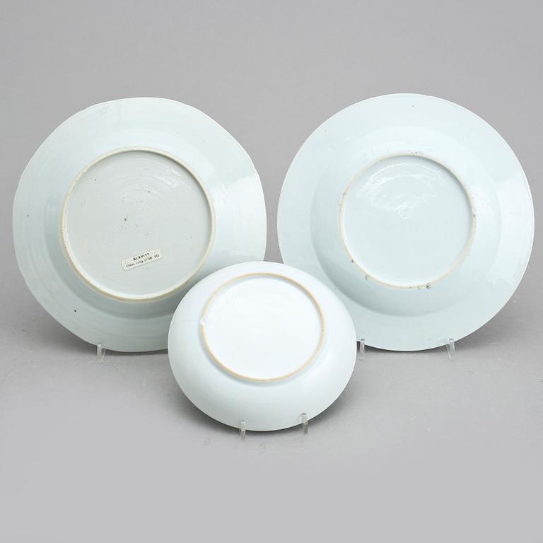 TALLRIKAR 2 st, SAMT SKÅLFAT, porslin, Qianlong, Kina 1700-tal.