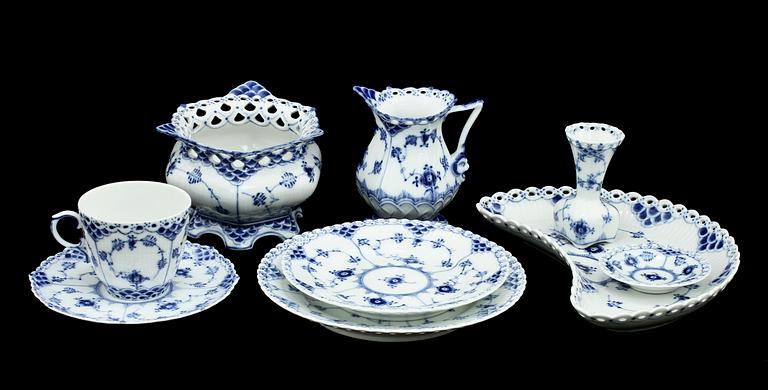 SERVISDELAR, 35 st, porslin, "Musselmalet", Royal Copenhagen.