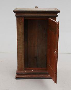 HÄNGSKÅP, allmoge, 1800-talets mitt.