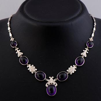 COLLIER, ARMBAND, ÖRHÄNGEN och RING, ametister, diamanter, 18K vitguld och palladium. A. Tillander, 1970-tal.