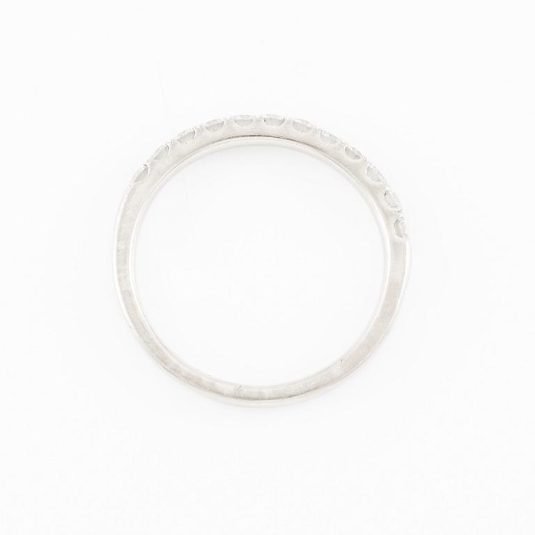 Ring, alliansring, platina med briljantslipade diamanter.