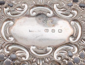 NÅLFAT, 5 st, silver, engelska och svenska stämplar, 1800/1900-tal. Vikt ca 139 g.