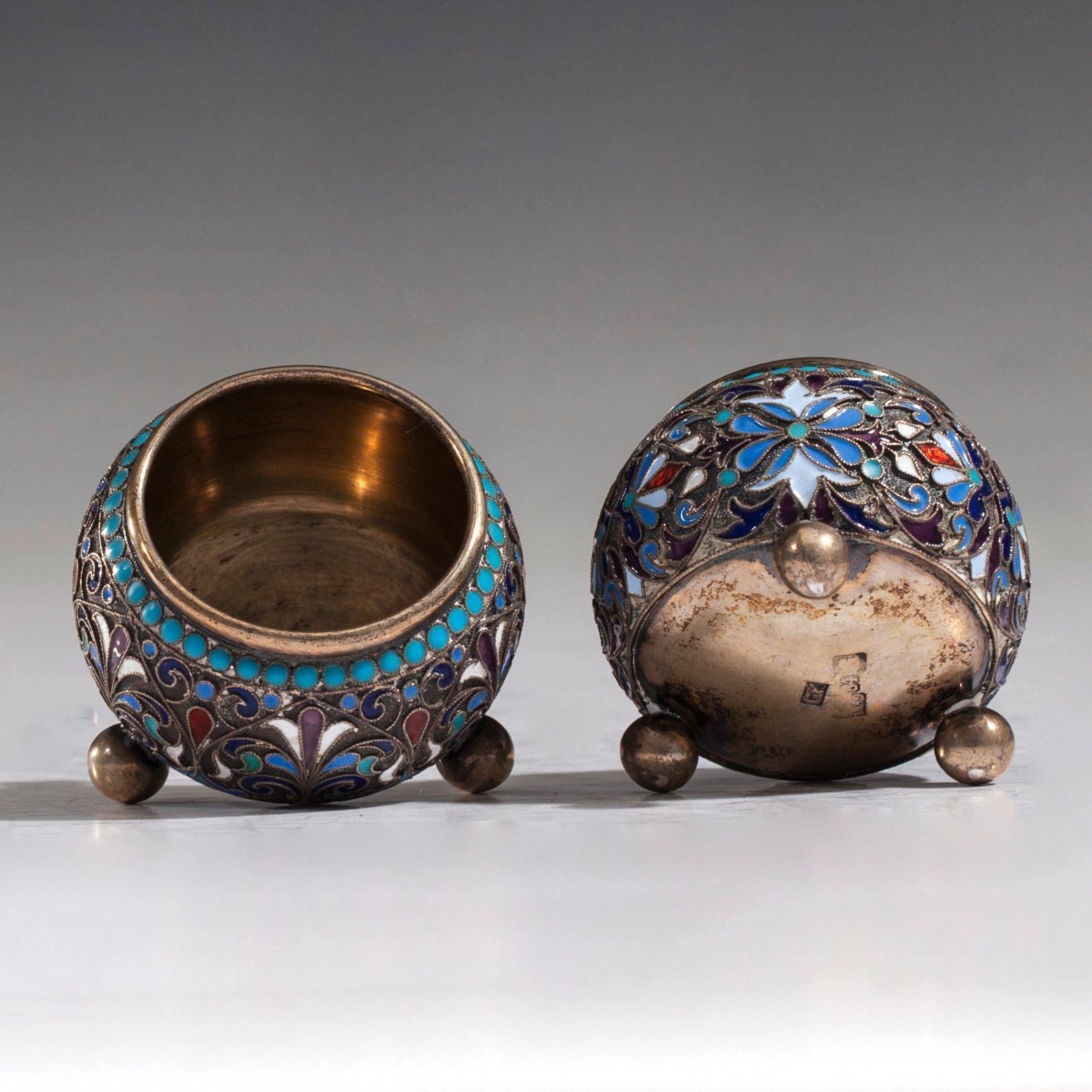 CLOISONNÉ SALTKAR, ETT PAR.