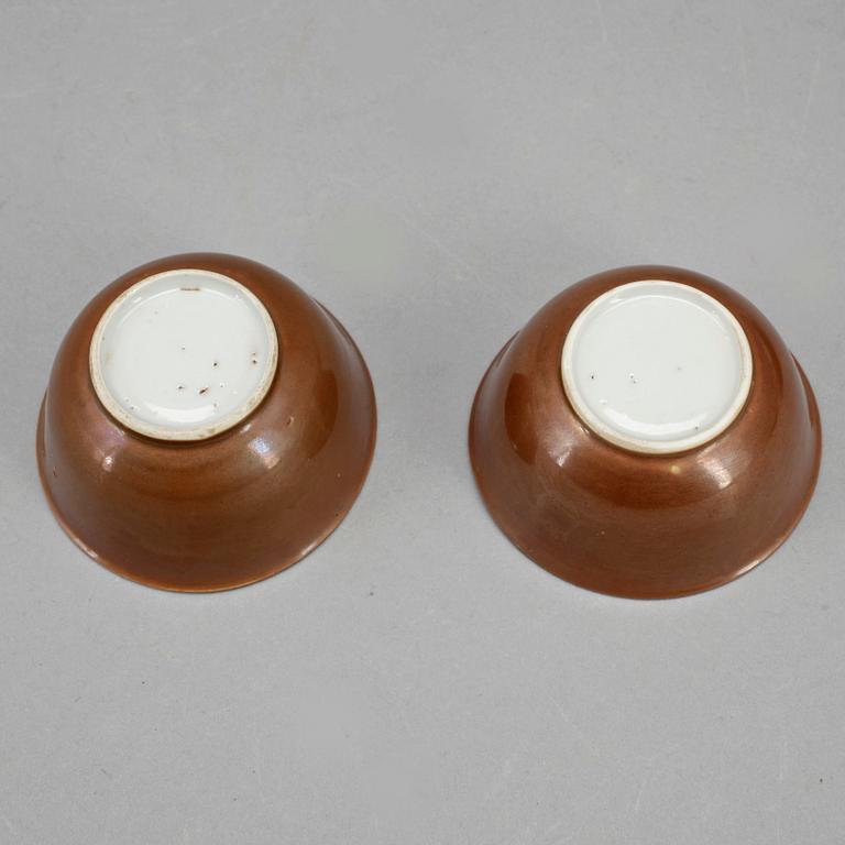 KOPPAR MED FAT, ett par, porslin, Qianlong, Kina 1700-tal.