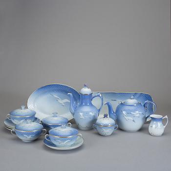 MATSERVIS, 92 delar, porslin, "Måsen", Bing & Gröndahl, 1900-talets mitt.