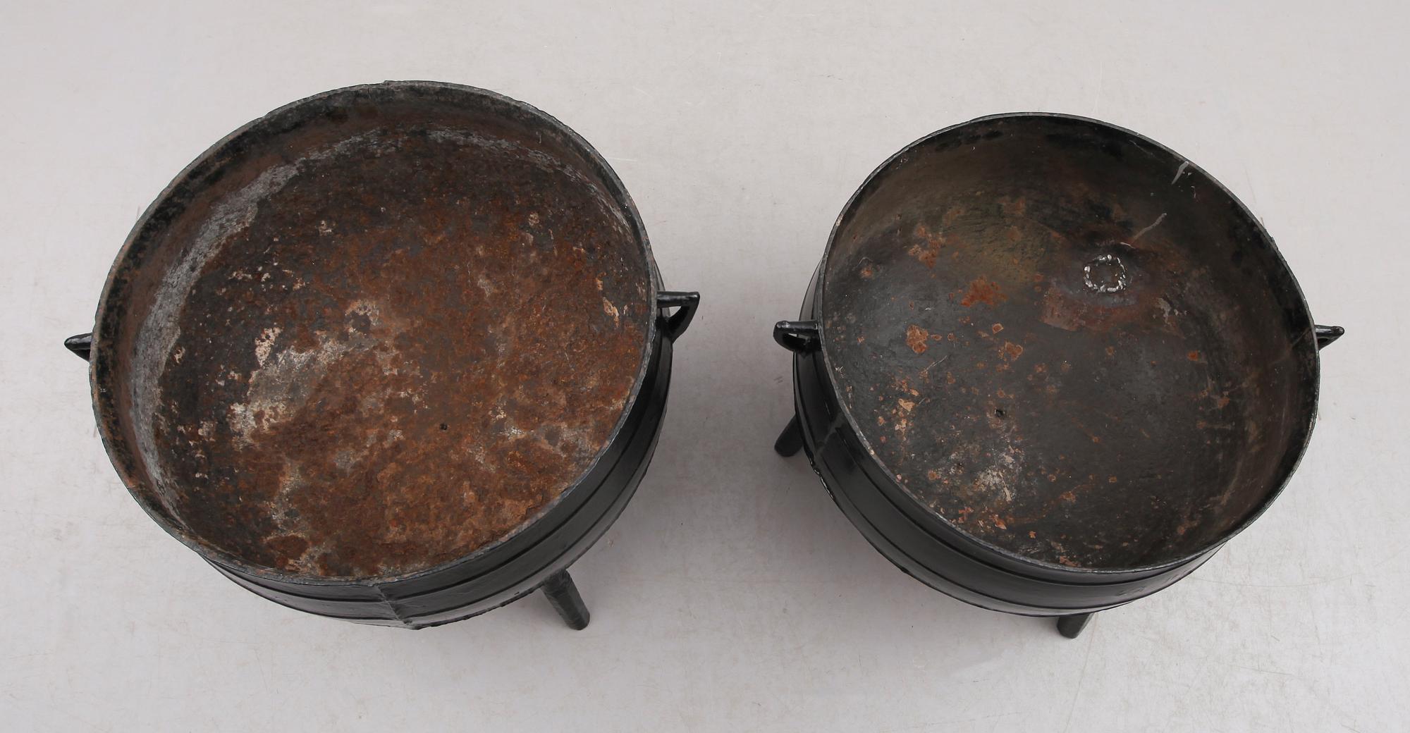 JÄRNGRYTOR, 2 st, gjutjärn, 1900-tal.
