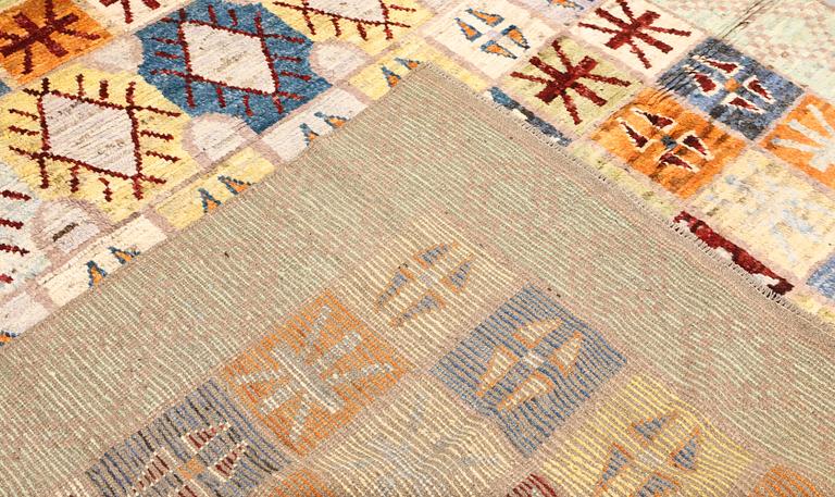A Moroccan design carpet, c. 299 x 198 cm.
