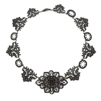 479. Collier, "eisengold", svärtat gjutjärn, nygotik, 1800-tal.
