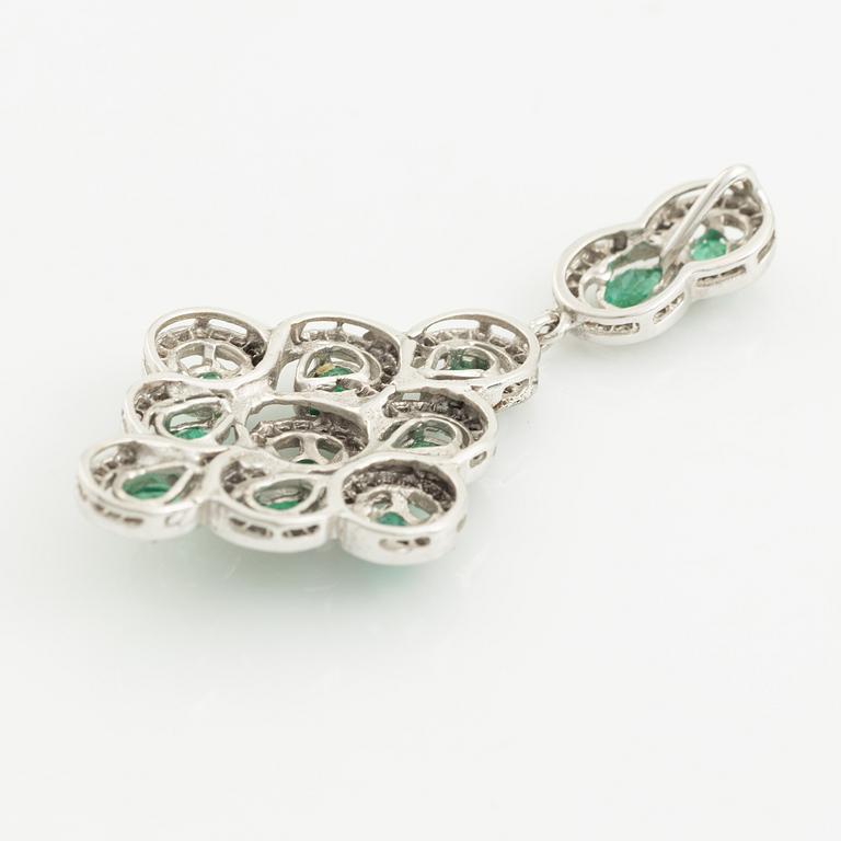 Örhängen, ett par och ett hänge vitguld med smaragder och briljantslipade diamanter.