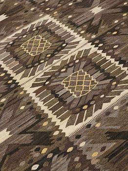 Barbro Nilsson, Matta, "Nejlikan gråsvart", gobelängteknik, ca 273,5 x 213,5-219,5 cm, signerad AB MMF BN.