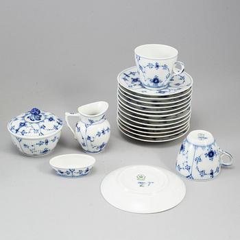 ROYAL COPENHAGEN, 100 psc porcelaine 'Musselmalet'.