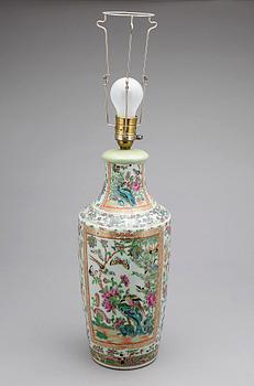 VAS/BORDSLAMPA, porslin. Qing dynastin, Kanton, 1800-tal.