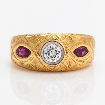An 18K gold ring with a ca 0.35 ct diamond and rubies. Jurgen Girgsdies Juvel-Guldsmedja, Västerhaninge.