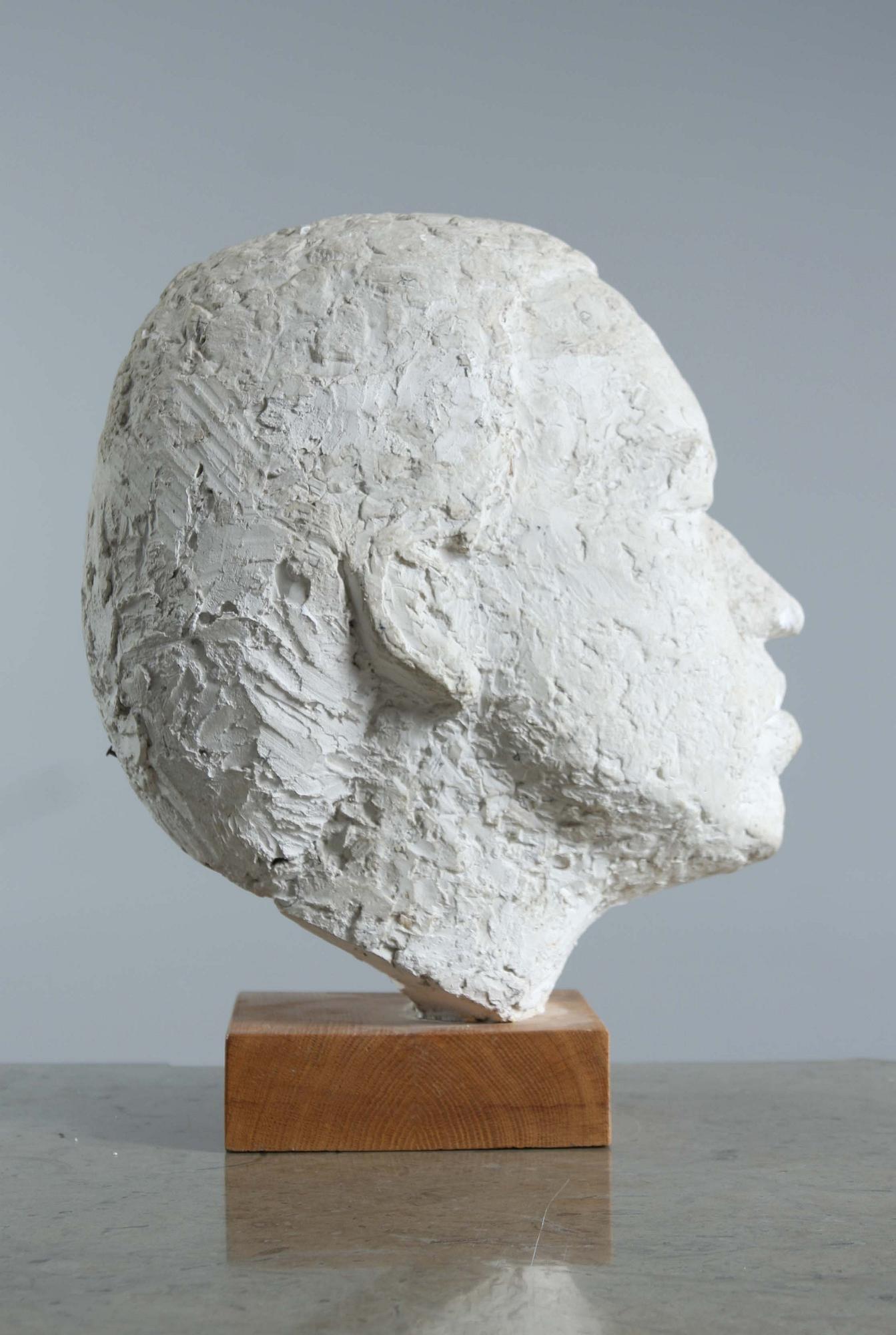 ARNE JONES, skulpturer, ett par, terrakotta resp gips. Prov; samling Sture Mårtensson.