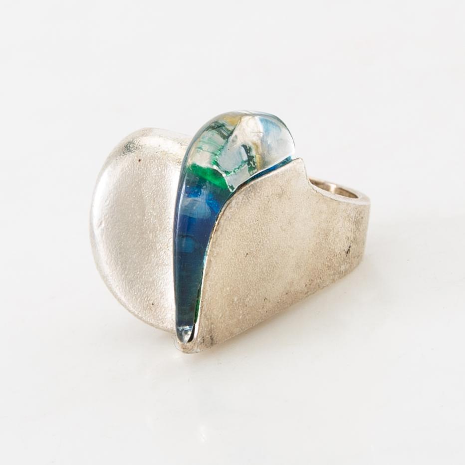 Björn Weckström, ring "Darinas tår", sterlingsilver och akryl. Lapponia 1970-tal.