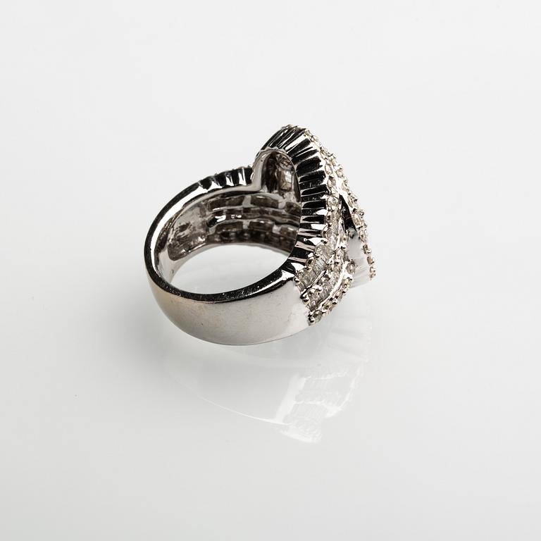 RING, 18 k vitguld med olikslipade diamanter, totalt ca 3,19 ct. Vikt ca 14,5 g.