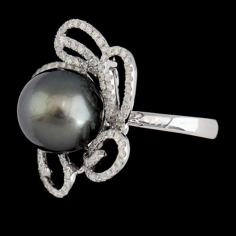RING, 18K vitguld, diamanter tot ca 1.18 ct, gråtonad odlad pärla.