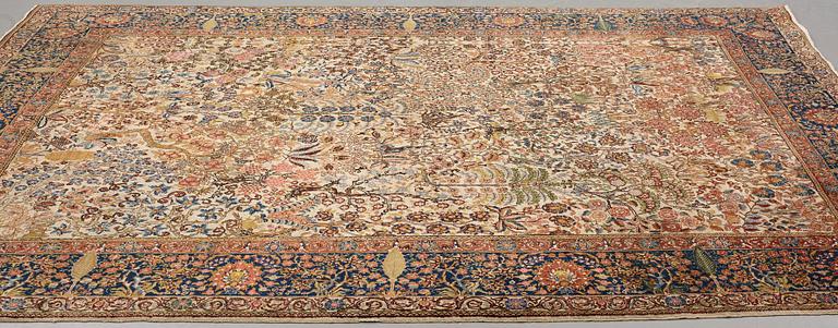 A carpet, a semi-antique Tabriz, ca 297,5 x 224 cm.