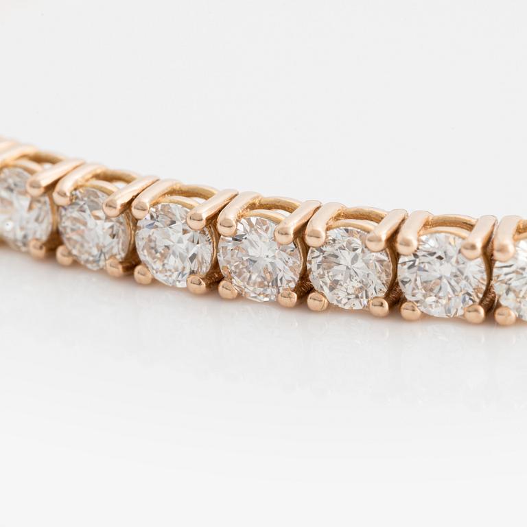 Tennis bracelet with brilliant-cut diamonds.