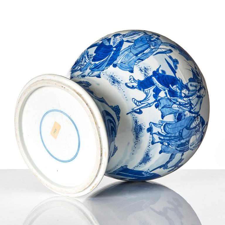 A blue and white vase, Qing dynasty, 19th Century.