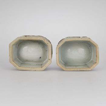 SALTKAR, 2 st, porslin, Kina 1700-tal.