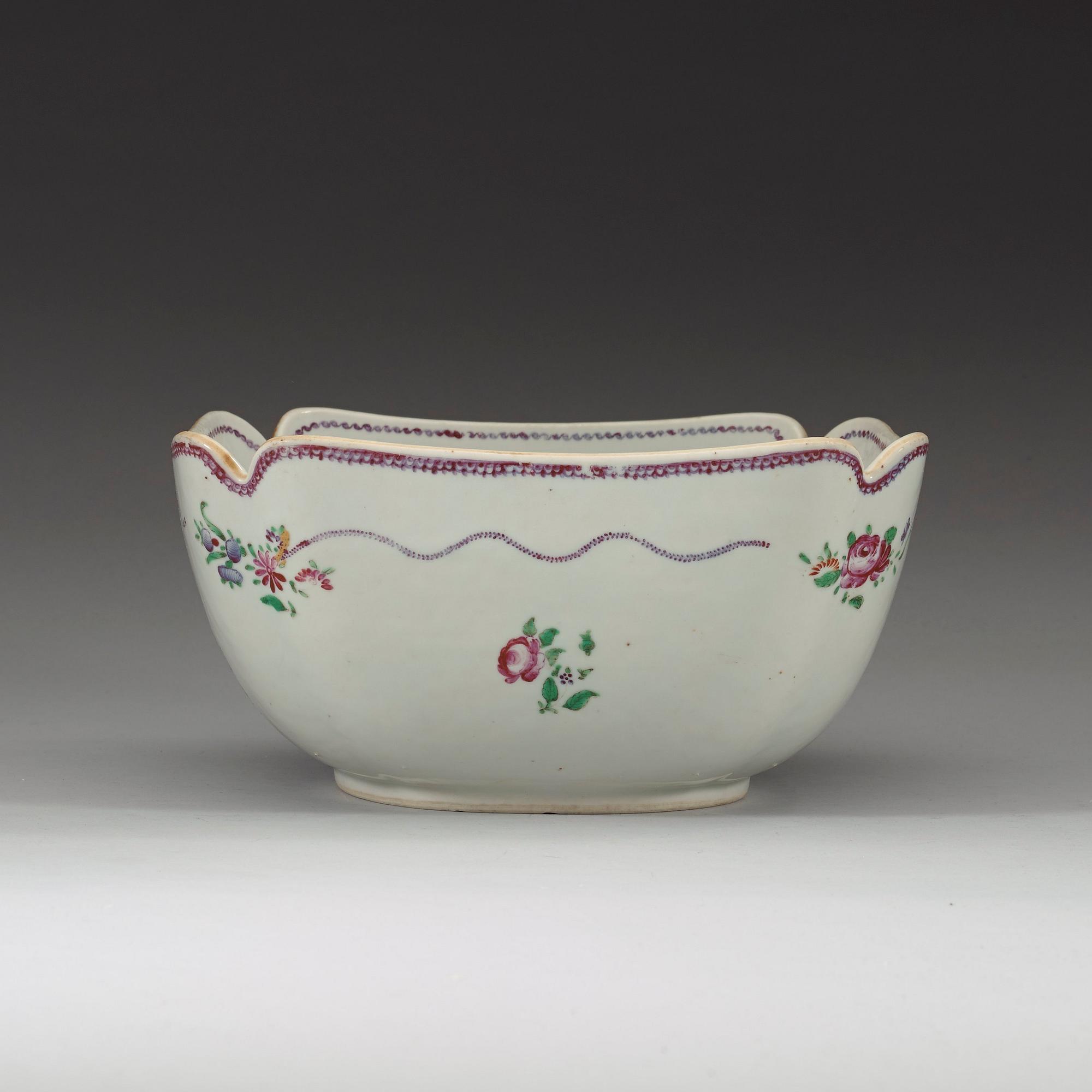 A famille rose square bowl, Qing dynasty, Qianlong (1736-95).