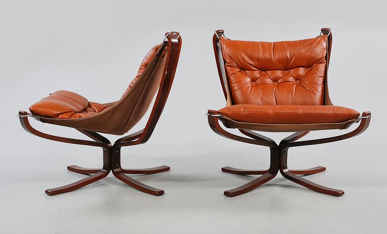 FÅTÖLJER, ett par, samt SOFFBORD, "Falcon chair", Sigurd Russel, Vatne möbler, Norge, 1970-tal.