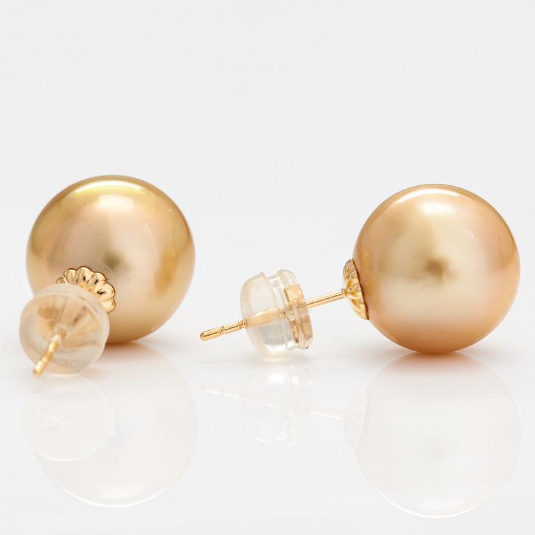 A pair of 18K gold earrings with cultured pearls.